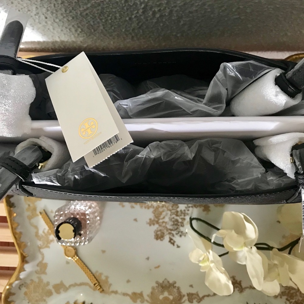 Tory Burch | Emerson LARGE Buckle Tote - Picture 5 of 7